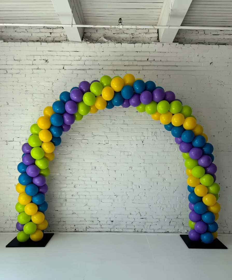 Classic balloon arch installation by Lady With The Balloons in Leawood, Kansas — ideal for school events, corporate celebrations, and grand openings.
